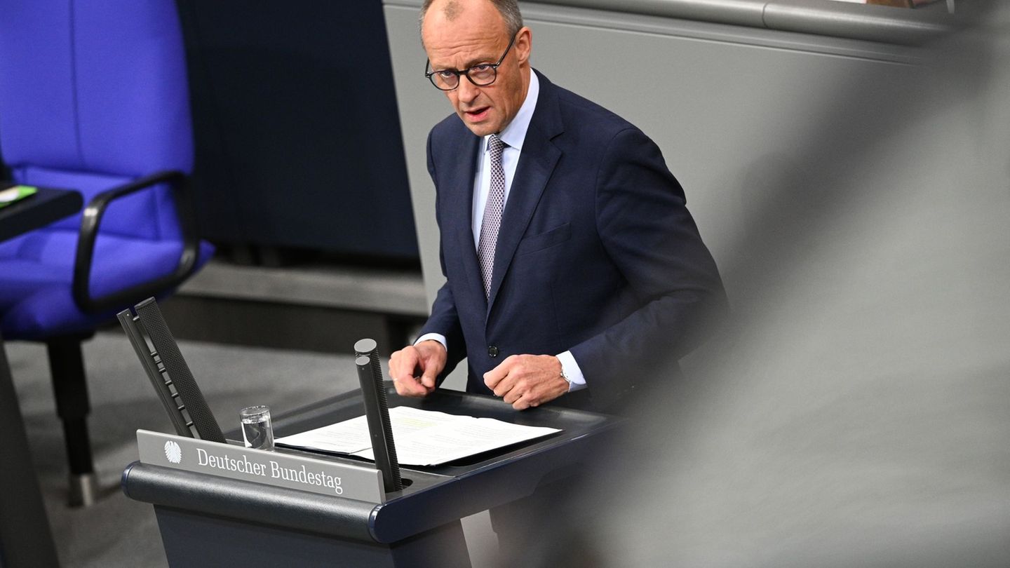 Bundeskanzler Friedrich Merz (CDU) äußert sich in seiner Regierungserklärung im Bundestag gleich zu Beginn zum in Ägypten unterz