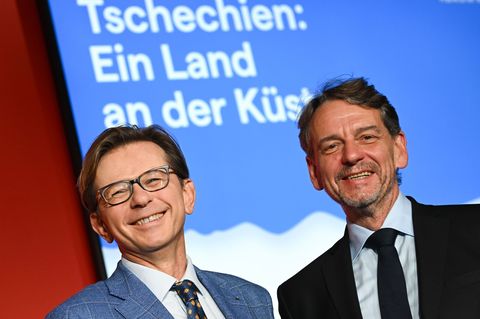 Tomas Kubícek (r), Direktor der Mährischen Landesbibliothek und Projektleiter des tschechischen Ehrengastauftritts, sowie Martin