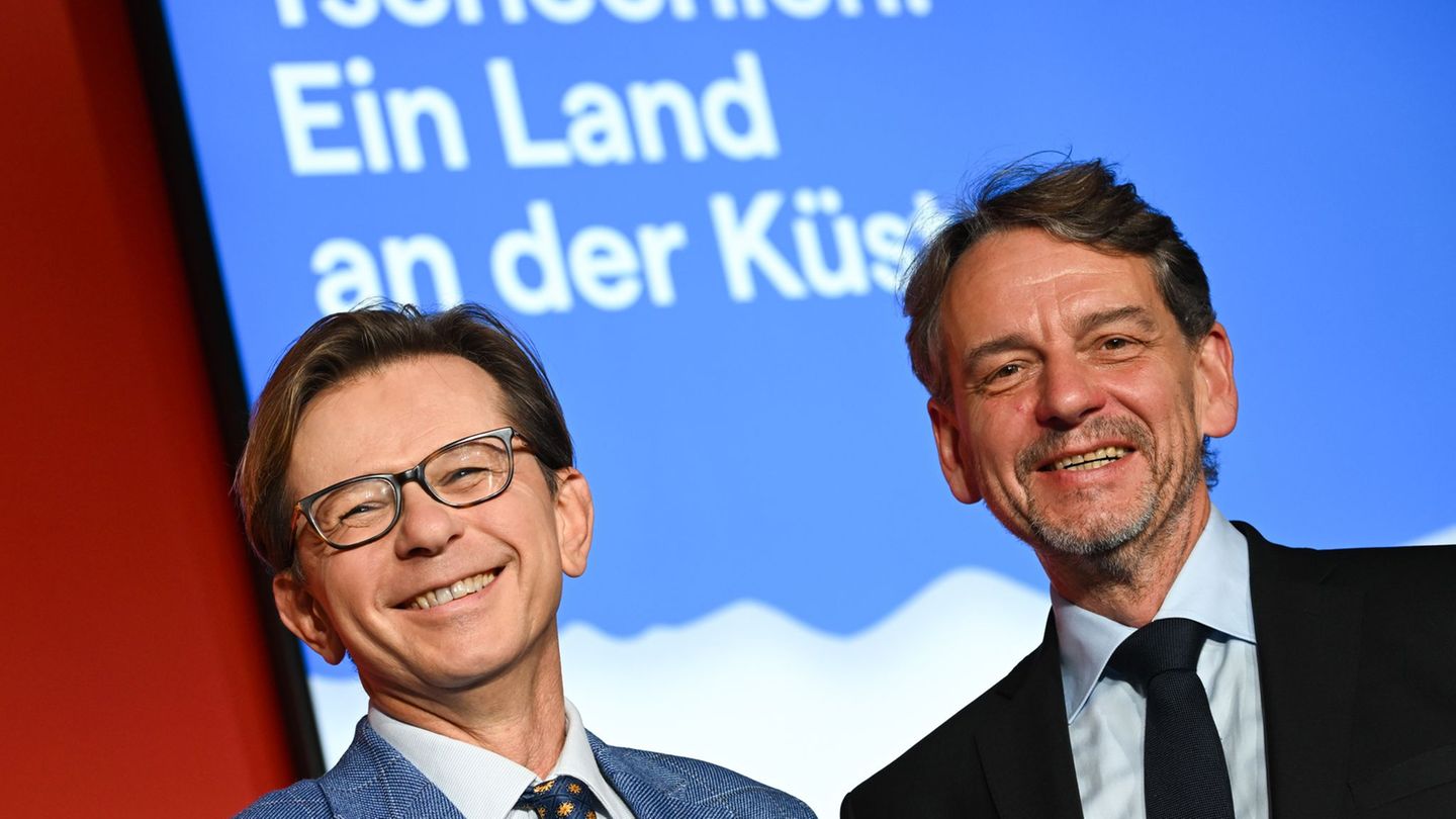 Tomas Kubícek (r), Direktor der Mährischen Landesbibliothek und Projektleiter des tschechischen Ehrengastauftritts, sowie Martin