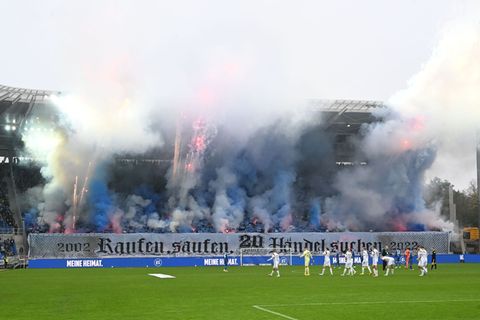 Diese Pyro-Aktion von Fans des Karlsruher SC im November 2022 hatte ein juristisches Nachspiel. Foto: Uli Deck/dpa