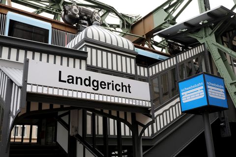 Ein Mann soll einen Fußgänger in Solingen absichtlich angefahren und meterweit durch die Luft geschleudert haben - Nun steht der