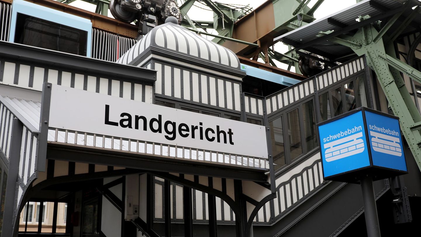Ein Mann soll einen Fußgänger in Solingen absichtlich angefahren und meterweit durch die Luft geschleudert haben - Nun steht der