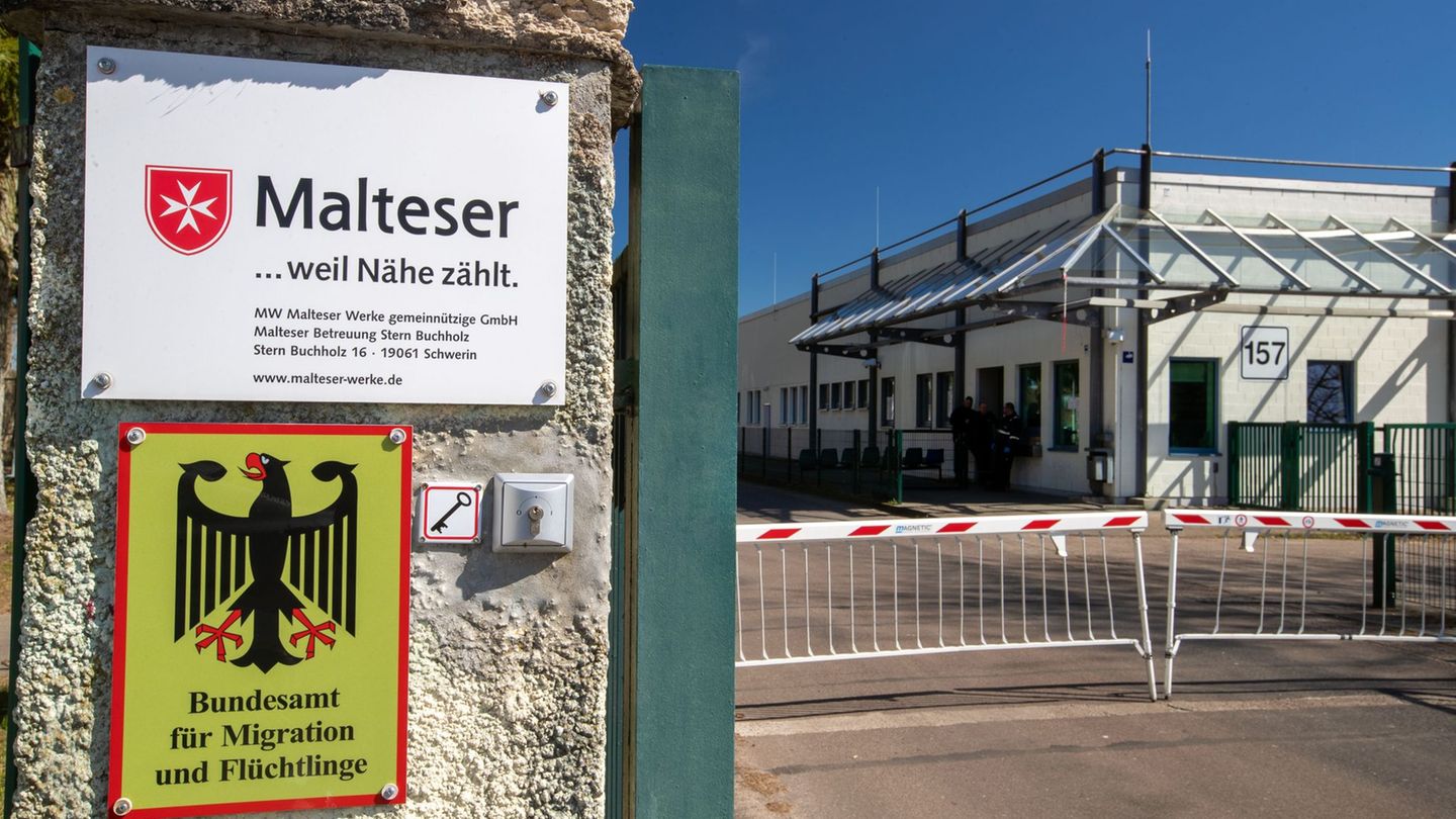 Mecklenburg-Vorpommerns Landesregierung stockt die Plätze in der Erstaufnahme-Einrichtung des Landes auf, obwohl die Zahl neuer