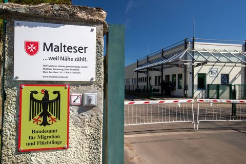 Mecklenburg-Vorpommerns Landesregierung stockt die Plätze in der Erstaufnahme-Einrichtung des Landes auf, obwohl die Zahl neuer
