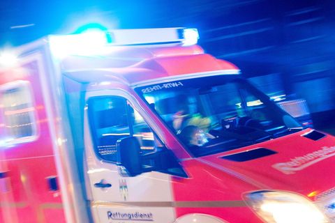 Die verletzte Frau wurde vom Rettungswagen in ein Krankenhaus gebracht. (Symbolbild) Foto: Marcel Kusch/dpa