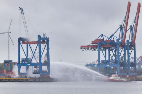 Die Feuerwehr ist auf einem Container-Terminal in Hamburg mit den Löscharbeiten beschäftigt. Foto: Marcus Golejewski/dpa