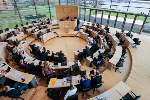 Eine große Mehrheit der Abgeordneten stimmt für Verfassungsänderungen. (Archivbild) Foto: Frank Molter/dpa