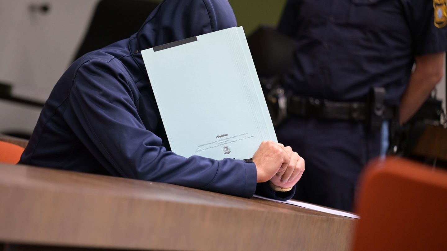 Der Angeklagte soll das Haus angezündet haben, in dem seine Ex-Freundin und der gemeinsame, damals einjährige Sohn wohnten. Foto