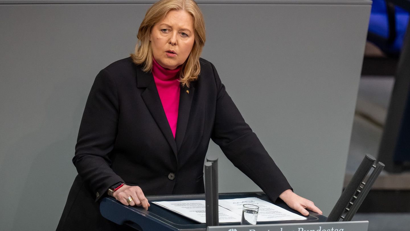 Bundesarbeitsministerin Bärbel Bas (SPD) verteidigt das Rentenpaket. Foto: Michael Kappeler/dpa