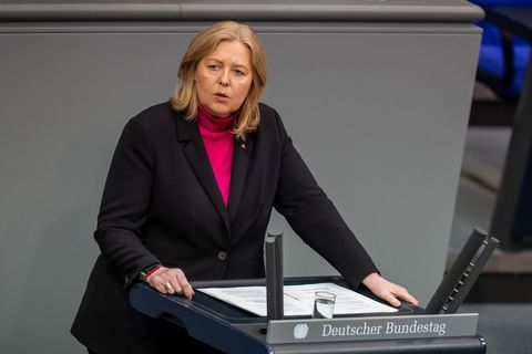 Bundesarbeitsministerin Bärbel Bas (SPD) verteidigt das Rentenpaket. Foto: Michael Kappeler/dpa
