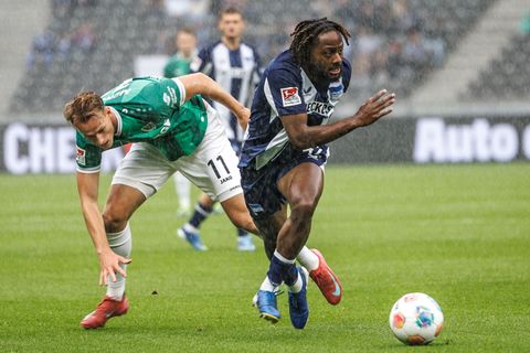 Deyovaisio Zeefuik (r) wird den Berlinern mindestens zwei Spiele fehlen. (Archivbild) Foto: Andreas Gora/dpa