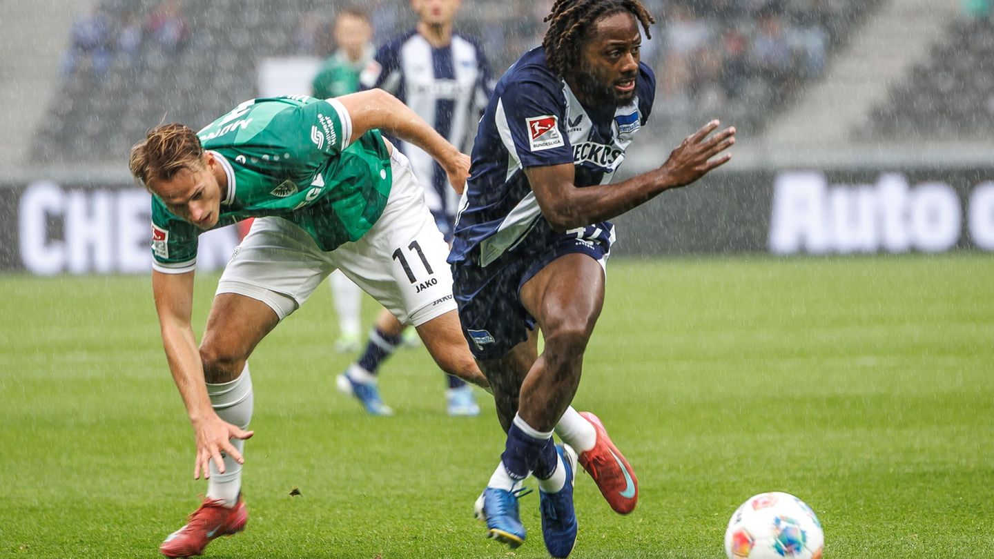 Deyovaisio Zeefuik (r) wird den Berlinern mindestens zwei Spiele fehlen. (Archivbild) Foto: Andreas Gora/dpa
