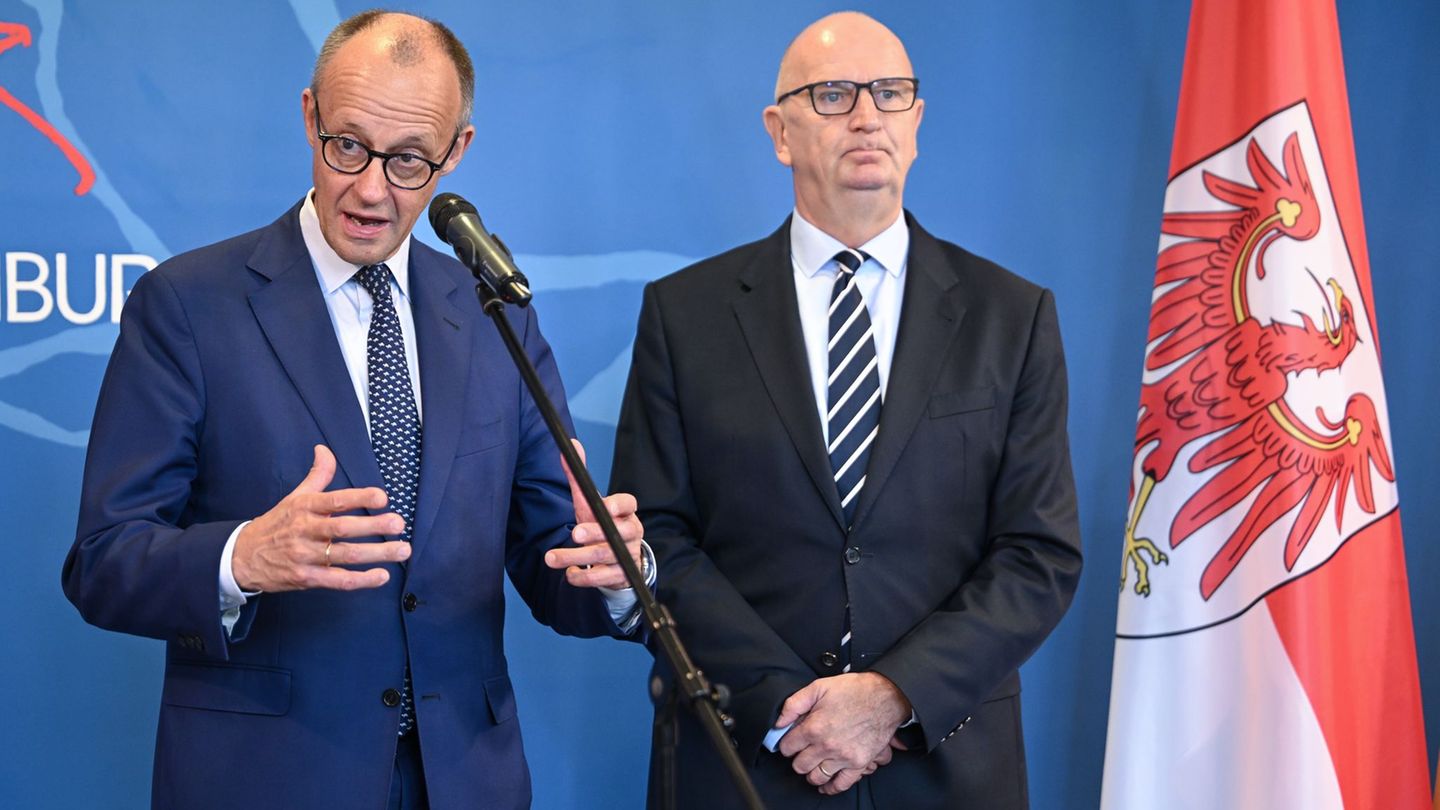 Bundeskanzler Friedrich Merz (l, CDU) war am Dienstag auf Antrittsbesuch in Brandenburg und traf Ministerpräsident Dietmar Woidk
