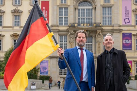 Der Berliner Beauftragter zur Aufarbeitung der SED-Diktatur, Frank Ebert (r) und CDU-Fraktionschef Dirk Stettner unterstützen di