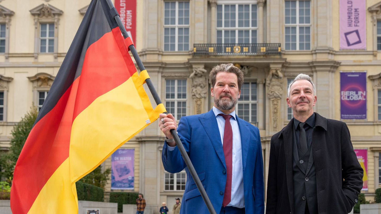 Der Berliner Beauftragter zur Aufarbeitung der SED-Diktatur, Frank Ebert (r) und CDU-Fraktionschef Dirk Stettner unterstützen di