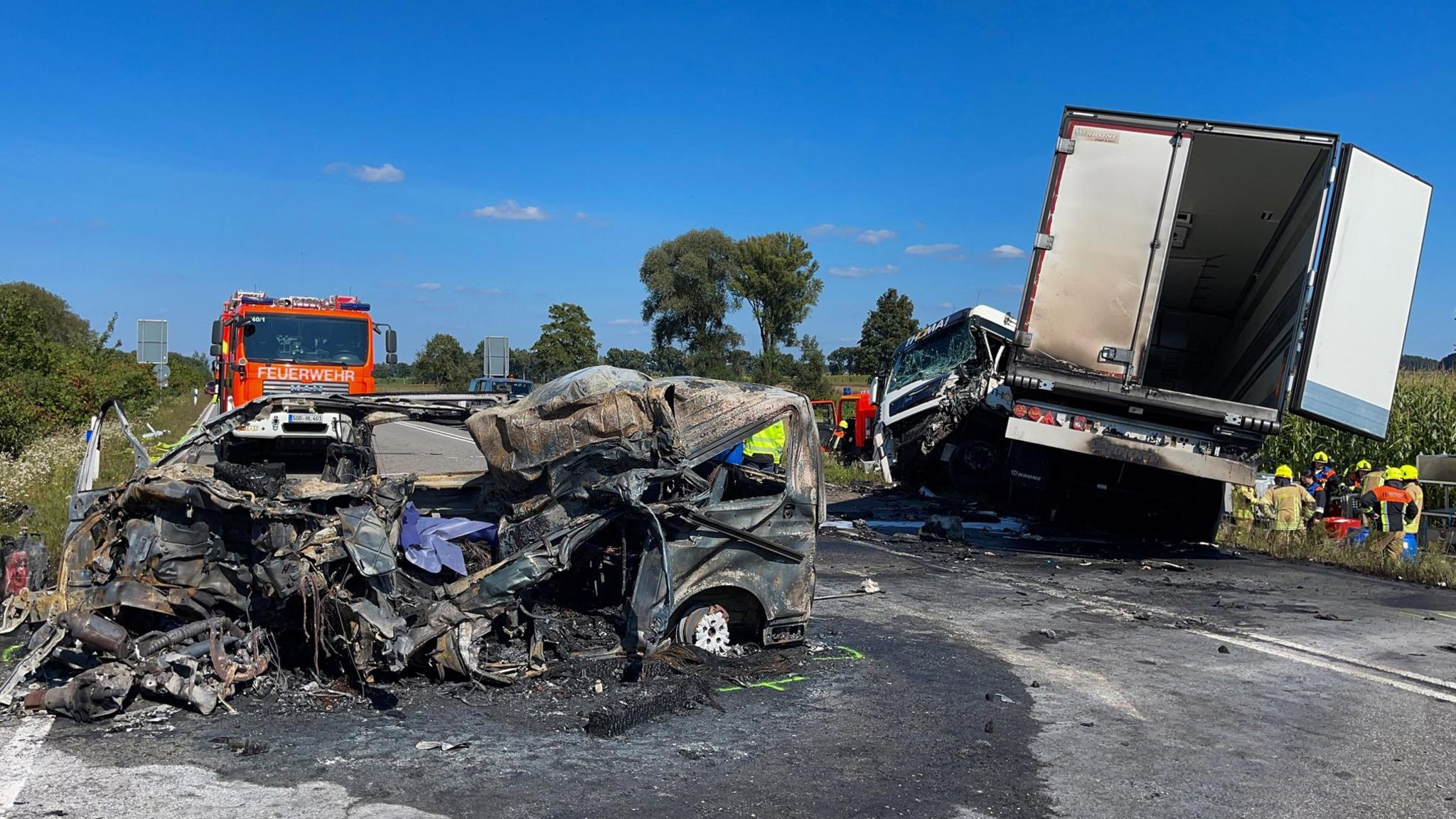 Das ausgebrannte Wrack eines Fahrzeugs steht nach einem tödlichen Unfall auf der B300 bei Schrobenhausen