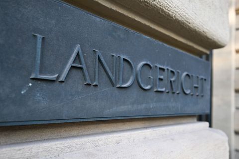 Am Landgericht Karlsruhe ging der Prozess gegen drei Mitarbeiter des KSC-Fanprojekts weiter. (Archivbild) Foto: Bernd Weißbrod/d