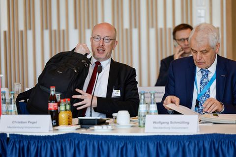 Seit Wochen in der Kritik, gab Mecklenburg-Vorpommerns Innenstaatssekretär Wolfgang Schmülling (rechts) sein Amt auf. (Archivbil