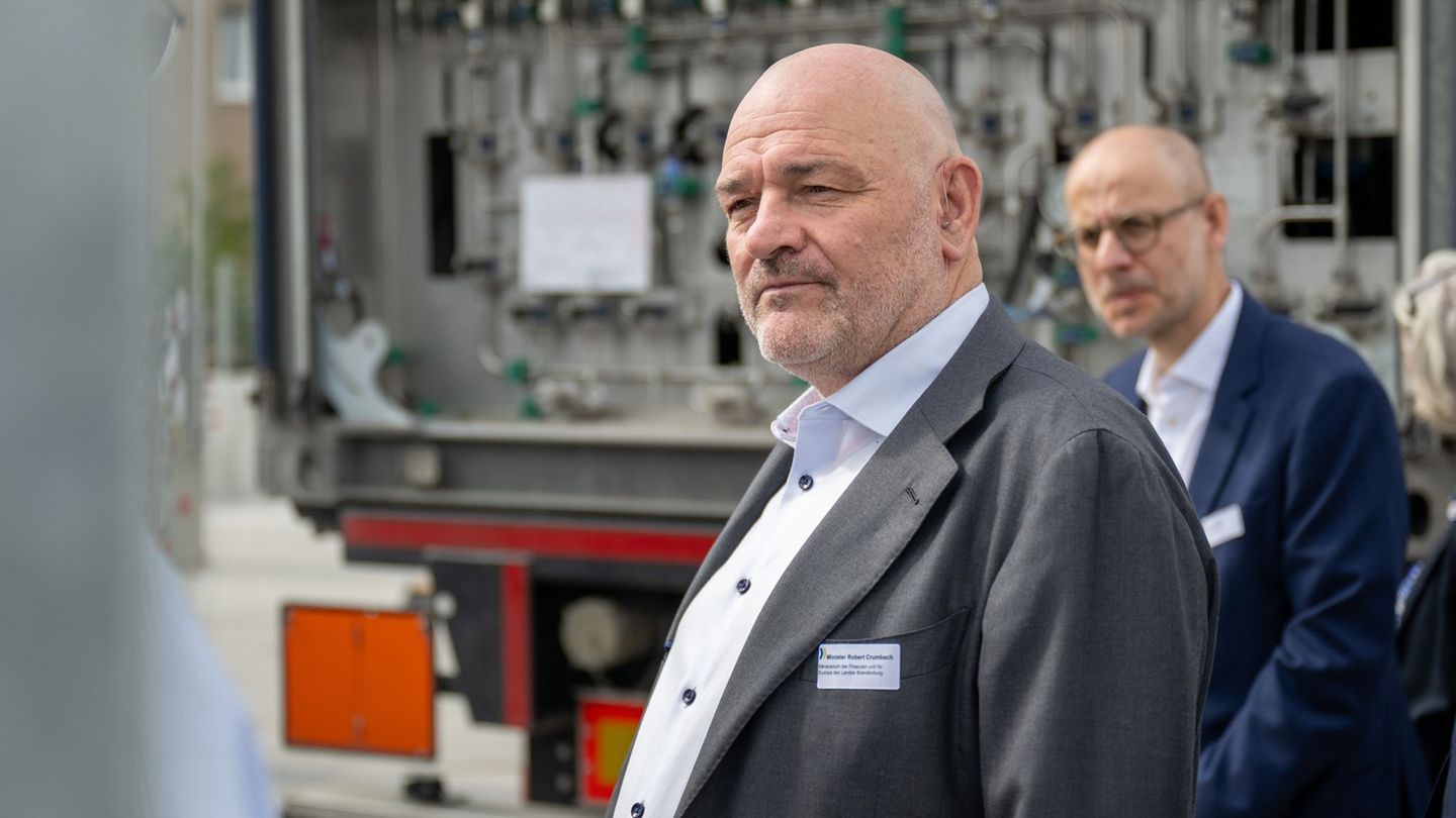 Robert Crumbach (BSW, l), Brandenburgs Minister der Finanzen und für Europa, kritisiert die Aktivrente. (Archivbild) Foto: Chris
