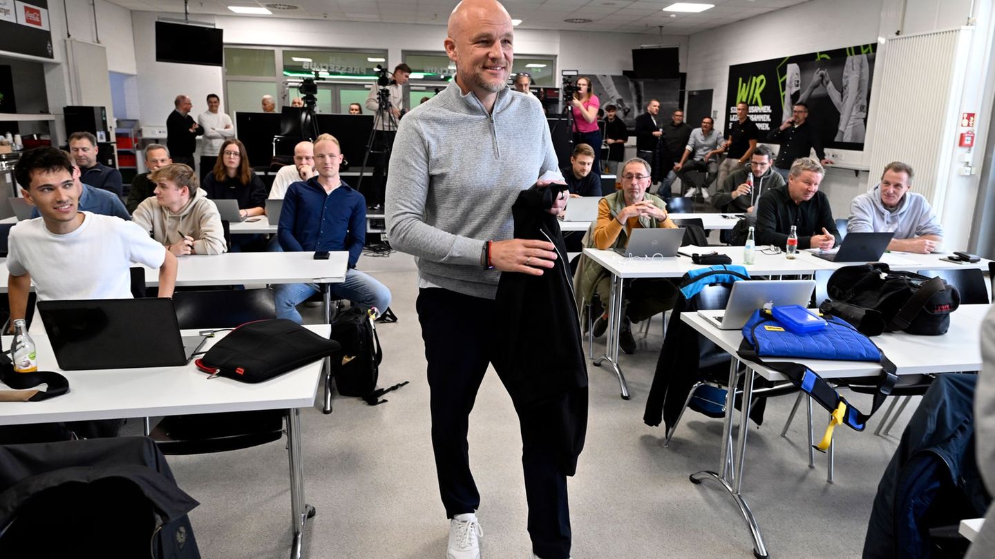 Rouven Schröders erster Auftritt als Sportchef im Borussia-Park. Foto: Roberto Pfeil/dpa