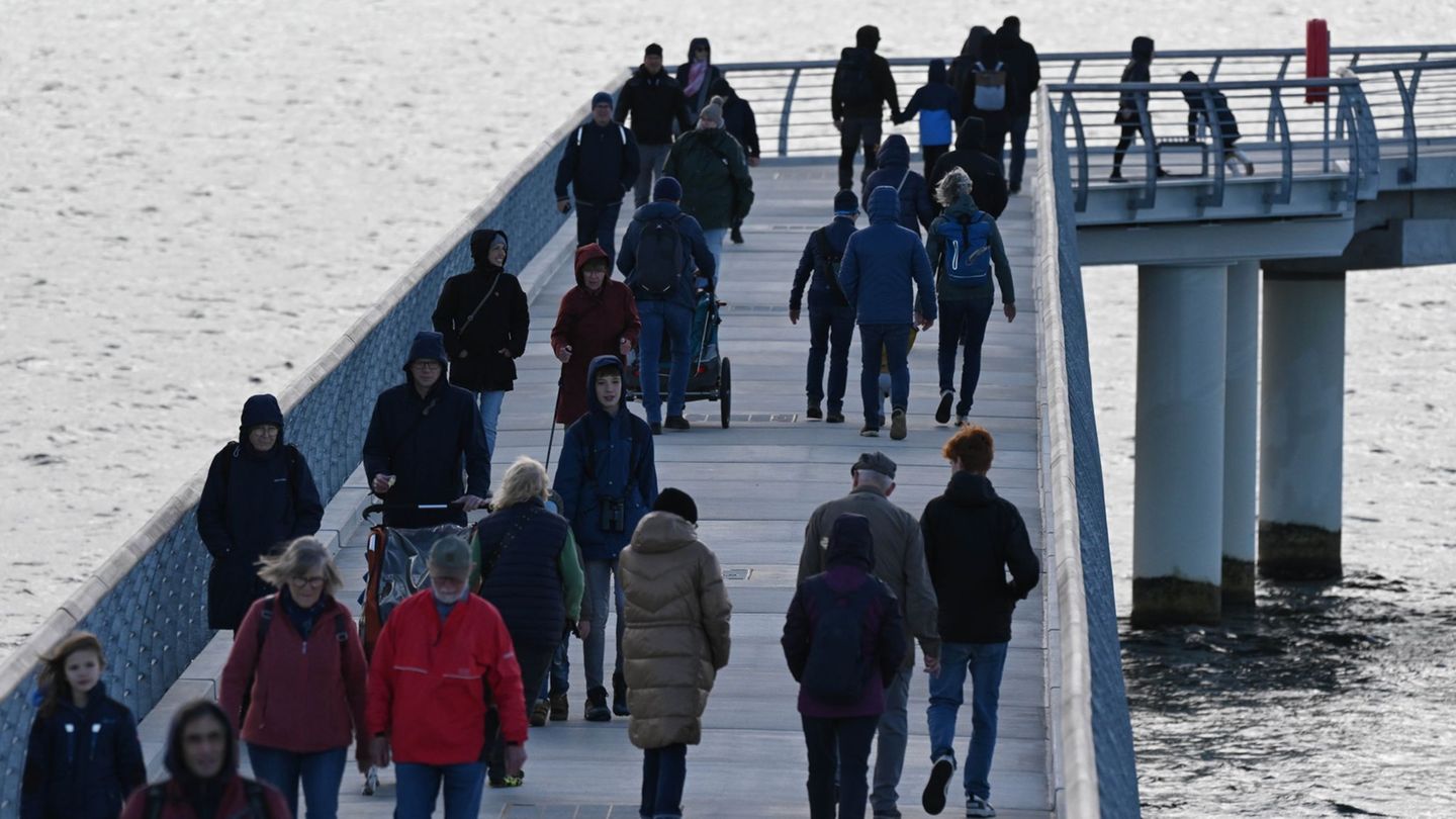 Auch bei herbstlichem Wetter spazieren Touristen gern über die Seebrücke in Prerow. Foto: Stefan Sauer/dpa