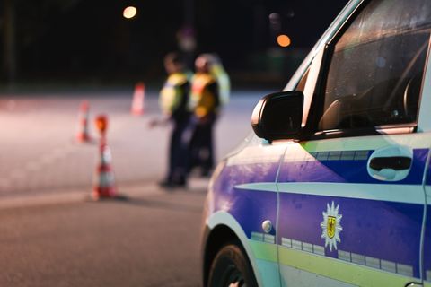 Ein mutmaßlicher Drogenkurier ist mit Amphetamin im Wert von rund 400.000 Euro auf der A30 nahe der deutsch-niederländischen Gre