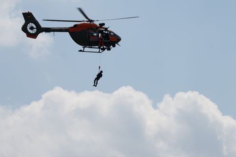 Marineflieger haben zwei Schiffbrüchige gerettet. (Symbolbild) Foto: Sebastian Christoph Gollnow/dpa