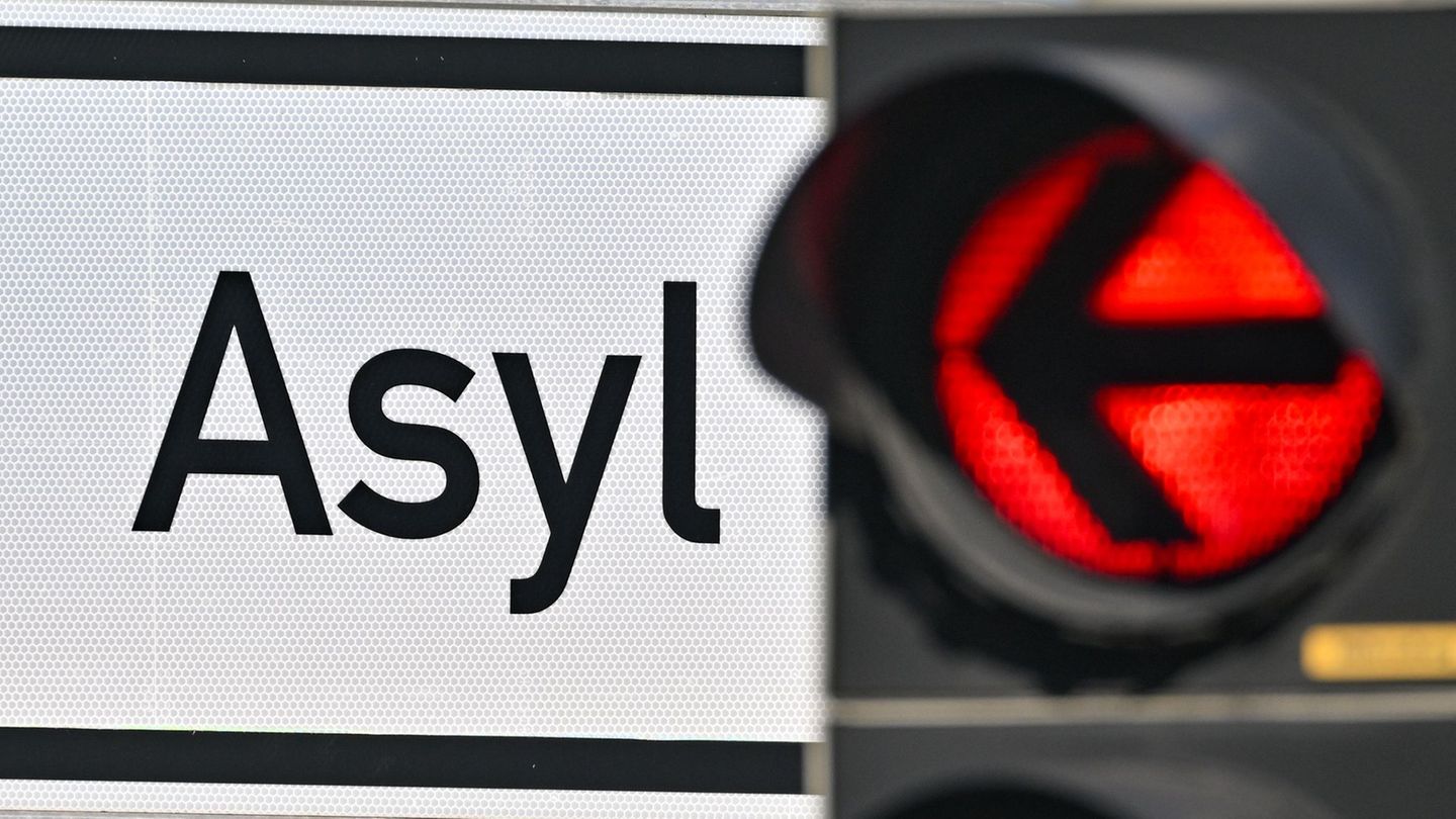 Die CDU-Landtagsfraktion in Brandenburg wirft der Landesregierung vor, gegen eigene Beschlüsse in der Asylpolitik zu verstoßen.