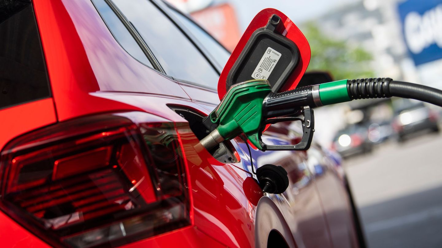 Die betroffene Tankstelle in Hechtsheim bleibt zunächst außer Betrieb. Foto: Christophe Gateau/dpa