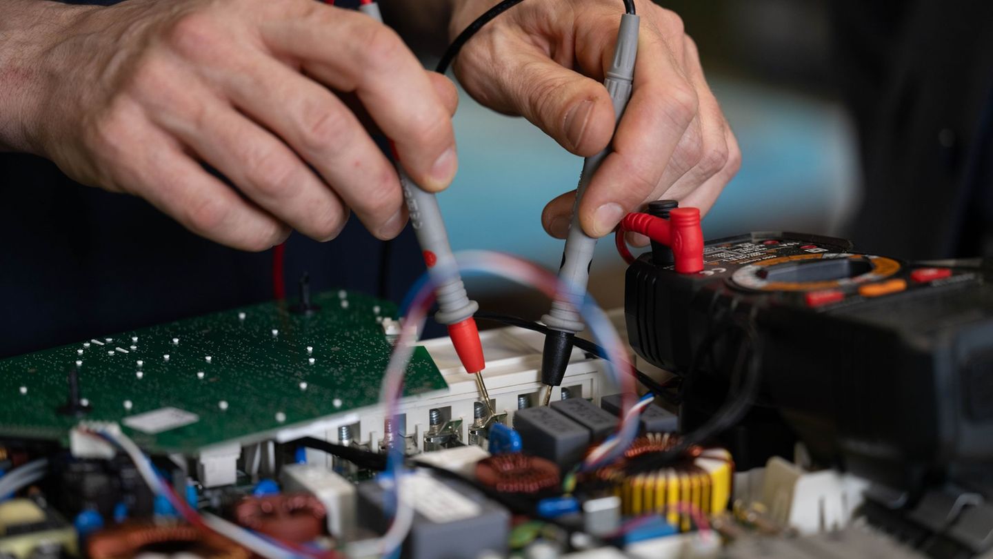 Mit Hilfe des Reparaturbonus können Haushalte Geld sparen, wenn sie Elektrogeräte reparieren lassen statt sie auszutauschen. (Sy