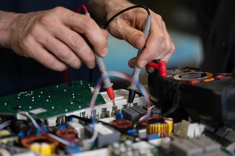 Mit Hilfe des Reparaturbonus können Haushalte Geld sparen, wenn sie Elektrogeräte reparieren lassen statt sie auszutauschen. (Sy