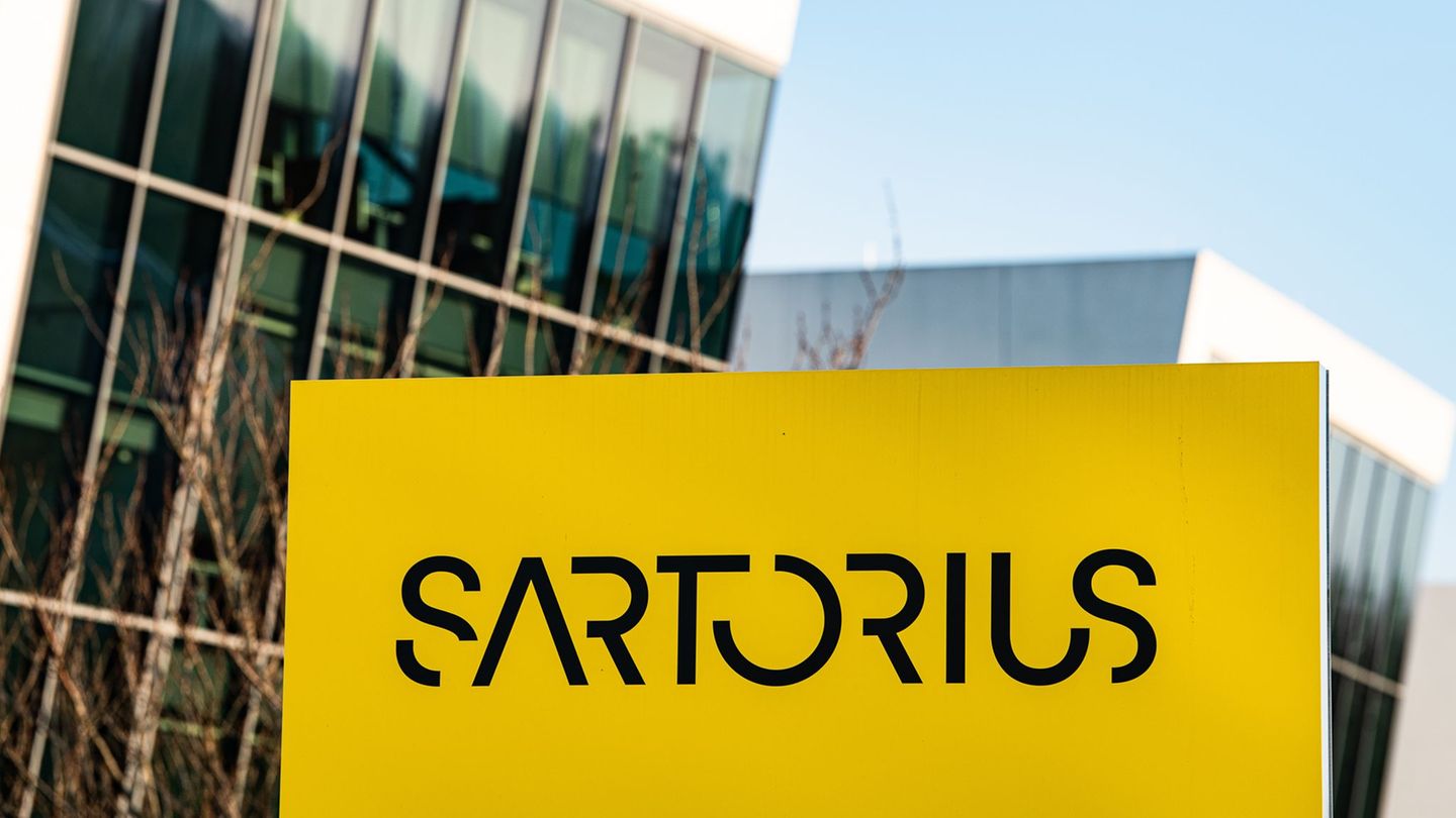 Sartorius legt bei Umsatz und Gewinn zu. (Archivbild) Foto: Swen Pförtner/dpa