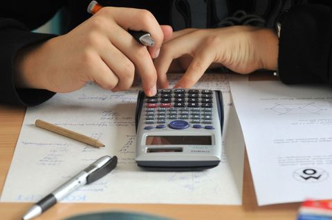 Viele Neuntklässler in Bremen und Niedersachsen tun sich mit Mathe und Naturwissenschaften schwer. (Symbolbild) Foto: Hendrik Sc