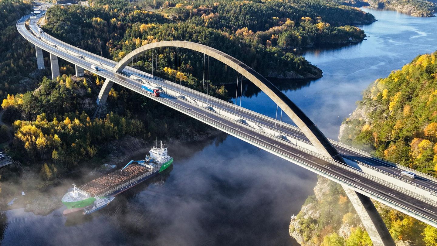16. Oktober: Stillstand auf der Wasserstraße Svinesund, Grenze Norwegen / Schweden. Fast majestätisch wirkt dieser Schnappschuss der Svinesund-Brücke zwischen den beiden skandinavischen Ländern. Doch so dynamisch, die Mischung aus Auto- und Schiffsverkehr auf den ersten Blick wirkt, so groß ist das Problem. Der norwegische Tanker "Hagland Captain" hat sich in dem engen Flussarm festgefahren. Verletzte oder Beschädigungen am Schiff gab es zum Glück nicht. Die Behörden versuchen nun, ihn wieder flott zu machen