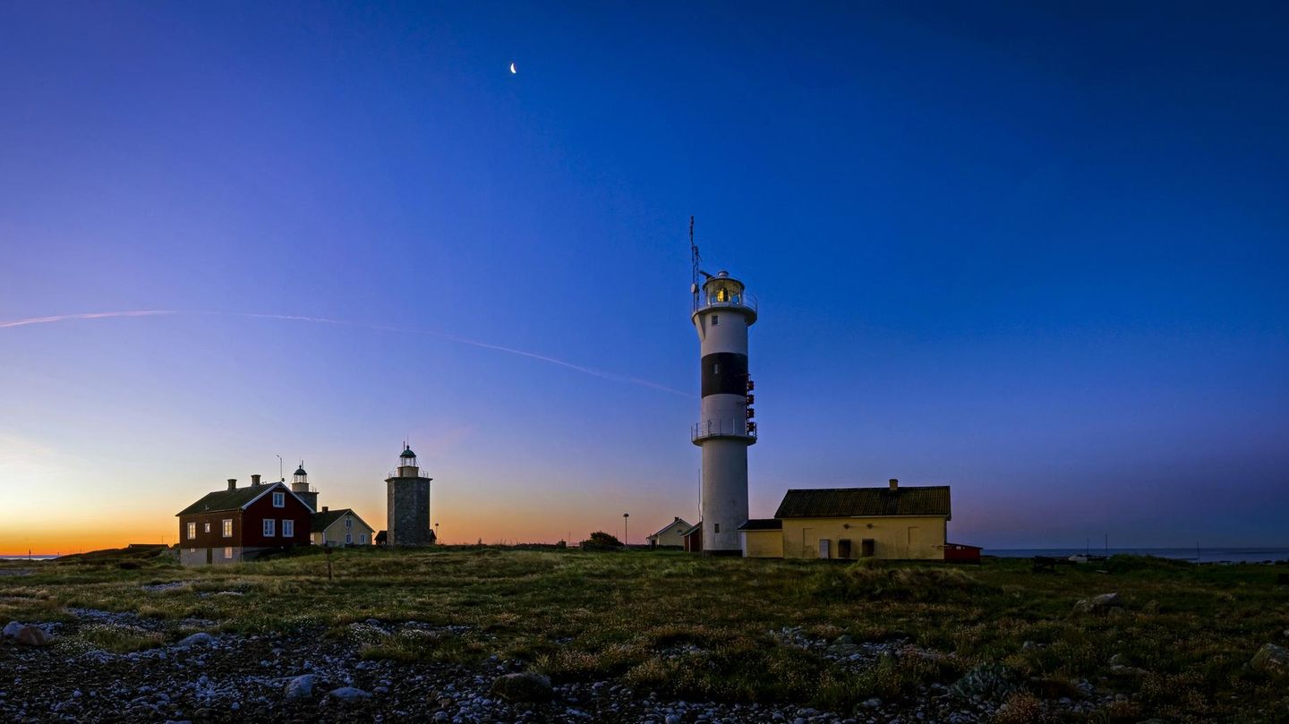 Nidingen steckt seine Felsnase in den Kattegat. Die kleine Insel liegt bei Kungsbacka und ist per Boot erreichbar. Sie ist nicht nur für ihre Sonnenuntergänge berühmt, sondern auch für einen der ältesten Leuchttürme Schwedens. Früher, als die Dänen hier noch herrschten, wurden an diesem Flecken "Vippefyr" entzündet, Feuerwippen, die Schiffe lotsen sollten 