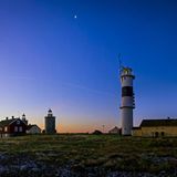 Nidingen steckt seine Felsnase in den Kattegat. Die kleine Insel liegt bei Kungsbacka und ist per Boot erreichbar. Sie ist nicht nur für ihre Sonnenuntergänge berühmt, sondern auch für einen der ältesten Leuchttürme Schwedens. Früher, als die Dänen hier noch herrschten, wurden an diesem Flecken "Vippefyr" entzündet, Feuerwippen, die Schiffe lotsen sollten 