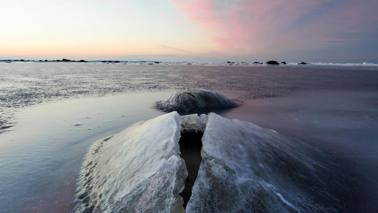 Kaum eine Ecke der Welt kann Winter besser als Schweden. Wenn sich die weiße Pracht breit macht, locken draußen Schneeschuhwandern, Langlauf, während drinnen Fika wartet: eigentlich Kaffee und Kuchen, tatsächlich aber der ungezwungene Plausch des Tages – vor oder nach der Sauna