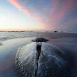 Kaum eine Ecke der Welt kann Winter besser als Schweden. Wenn sich die weiße Pracht breit macht, locken draußen Schneeschuhwandern, Langlauf, während drinnen Fika wartet: eigentlich Kaffee und Kuchen, tatsächlich aber der ungezwungene Plausch des Tages – vor oder nach der Sauna