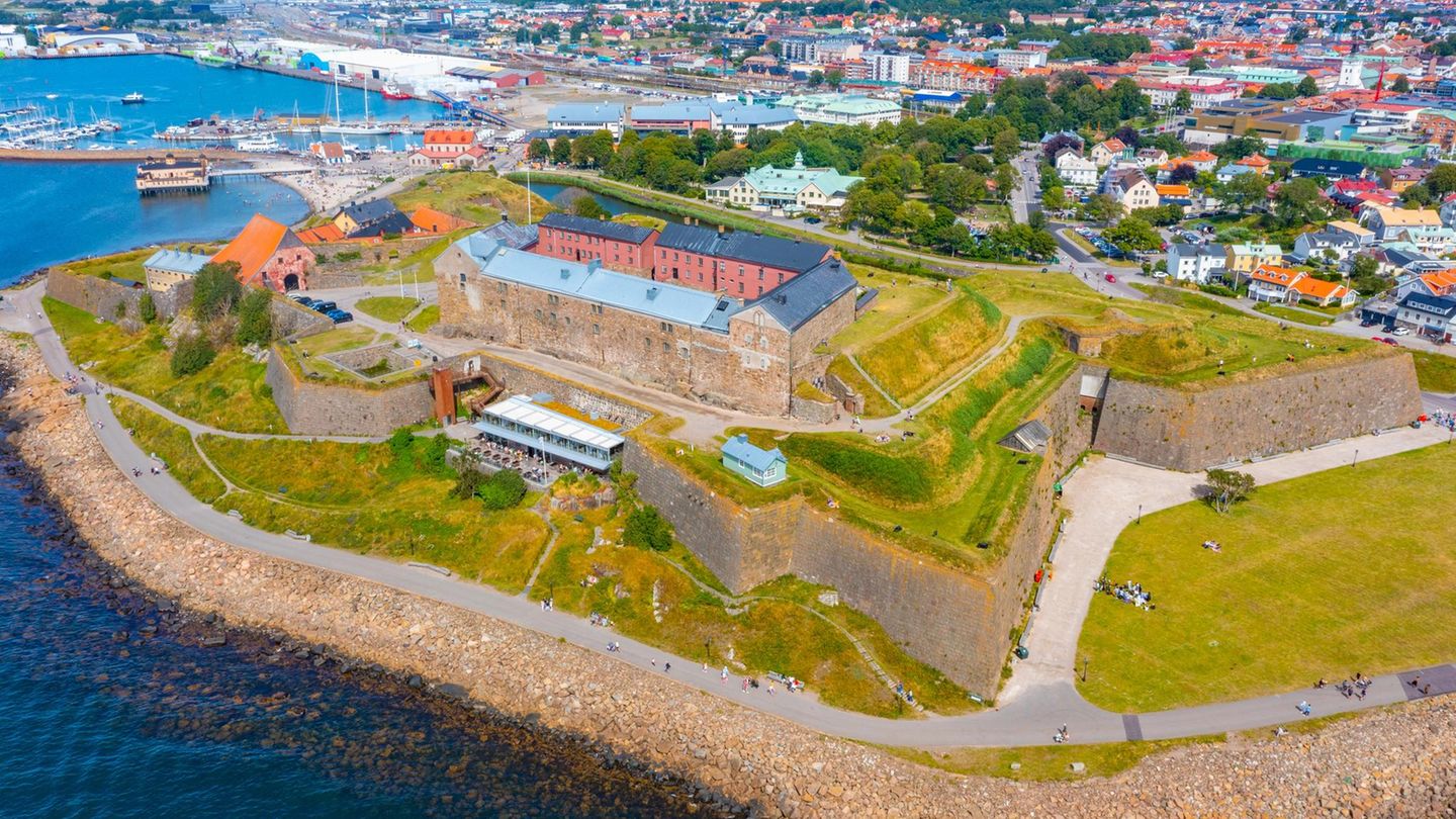 Nachdem die Festung Varberg 1618 endlich fertig gebaut war, wurde sie nie wieder benutzt, jedenfalls nicht für Kriegszwecke. Deshalb ist die Burg fantastisch erhalten und allein schon wegen ihres Meerblicks ein Besuch wert. Im Museum ist auch einer der besterhaltenen Moorleichen Europas zu sehen: der Bockstensmannen