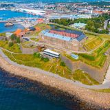 Nachdem die Festung Varberg 1618 endlich fertig gebaut war, wurde sie nie wieder benutzt, jedenfalls nicht für Kriegszwecke. Deshalb ist die Burg fantastisch erhalten und allein schon wegen ihres Meerblicks ein Besuch wert. Im Museum ist auch einer der besterhaltenen Moorleichen Europas zu sehen: der Bockstensmannen