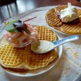 Im Frühling tauen auch die Schweden auf – und feiern das Ende des Frosts mit üppigen Festen und lodernden (Oster-)Feuern. Früher wurden damit böse Geister vertrieben, heute eher Gartenreste in Luft aufgelöst. Wer nach einem langen Tag in der Natur zurückkehrt, sagen wir am 25. März, kann sich auf besondere Köstlichkeit freuen: Denn dann ist Våffeldagen, ein (Feier-)Tag für die schwedische Waffel!