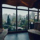 Wie etwa das Weingut Ästad in Tvååker, in dessen Hotel- und Spa-Welt sich auch eine einzigartige Unterwassersauna befindet: Schwitzen im Regenbogenforellen-Refugium