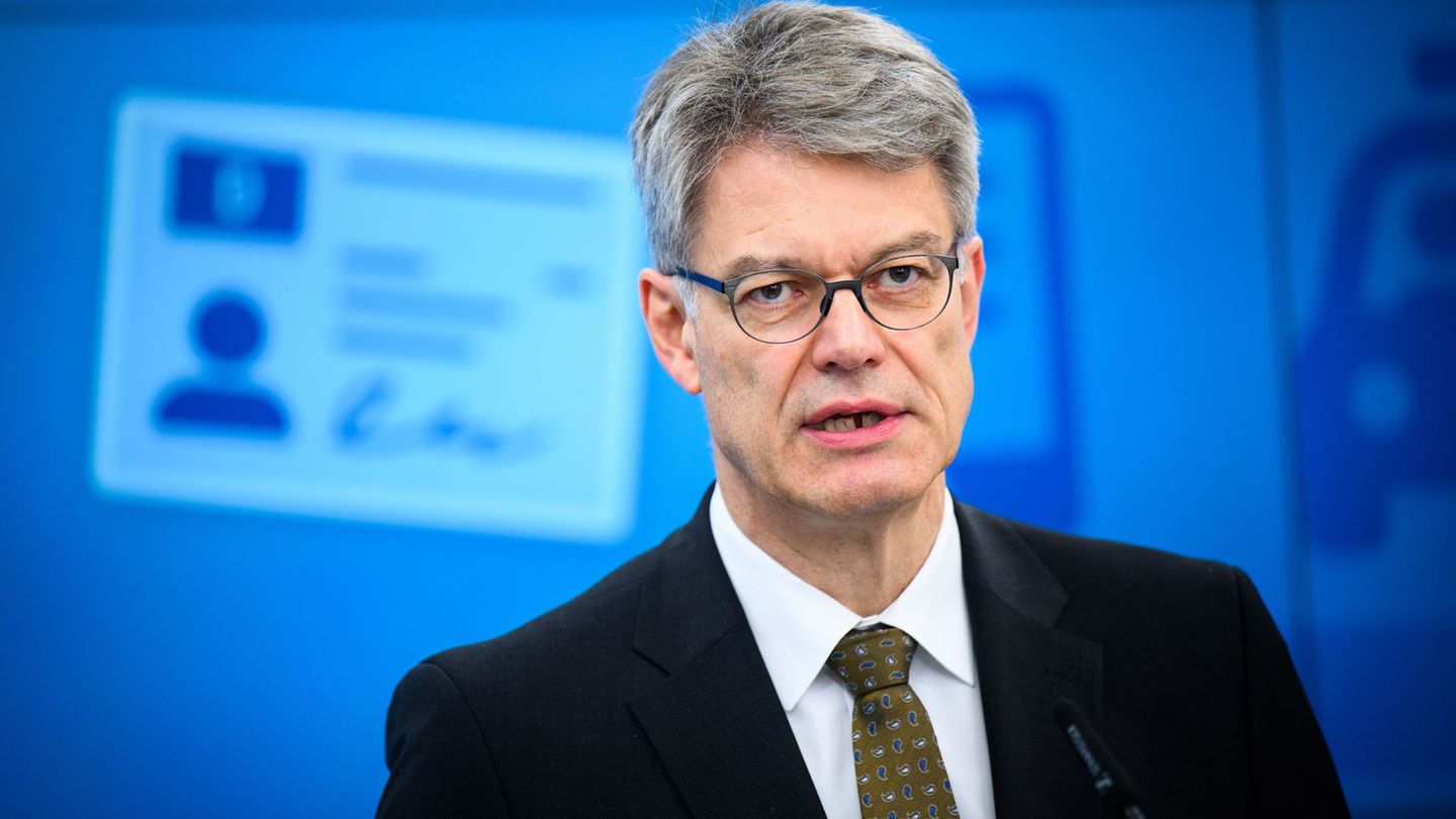 Verkehrsminister Schnieder plant Kostensenkungen bei Führerscheinen. Foto: Bernd von Jutrczenka/dpa