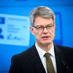 Verkehrsminister Schnieder plant Kostensenkungen bei Führerscheinen. Foto: Bernd von Jutrczenka/dpa