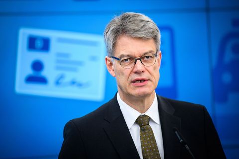 Verkehrsminister Schnieder plant Kostensenkungen bei Führerscheinen. Foto: Bernd von Jutrczenka/dpa