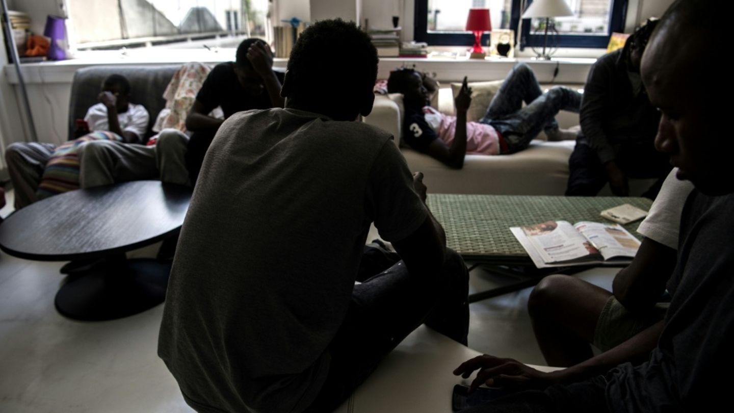 Junge Migranten in einer Pariser Vorstadt