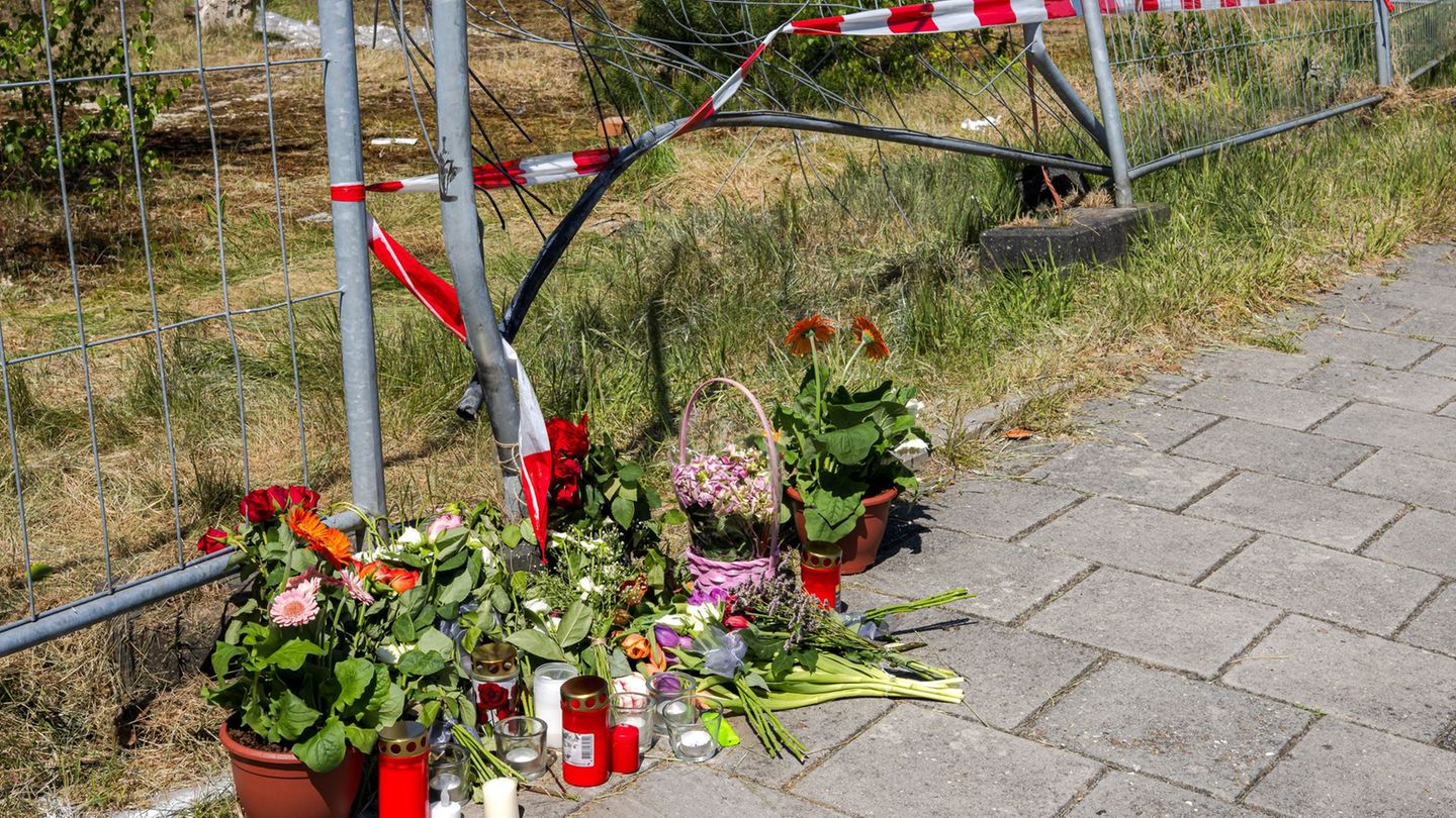 Blumen liegen am Tatort in Varel im Landkreis Friesland (Archivfoto). Der Prozess um einen mutmaßlich heimtückischen Mord mit ei