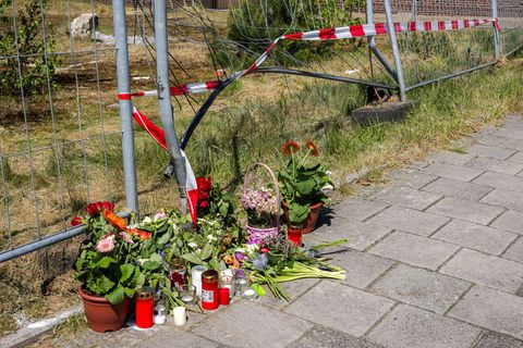 Blumen liegen am Tatort in Varel im Landkreis Friesland (Archivfoto). Der Prozess um einen mutmaßlich heimtückischen Mord mit ei