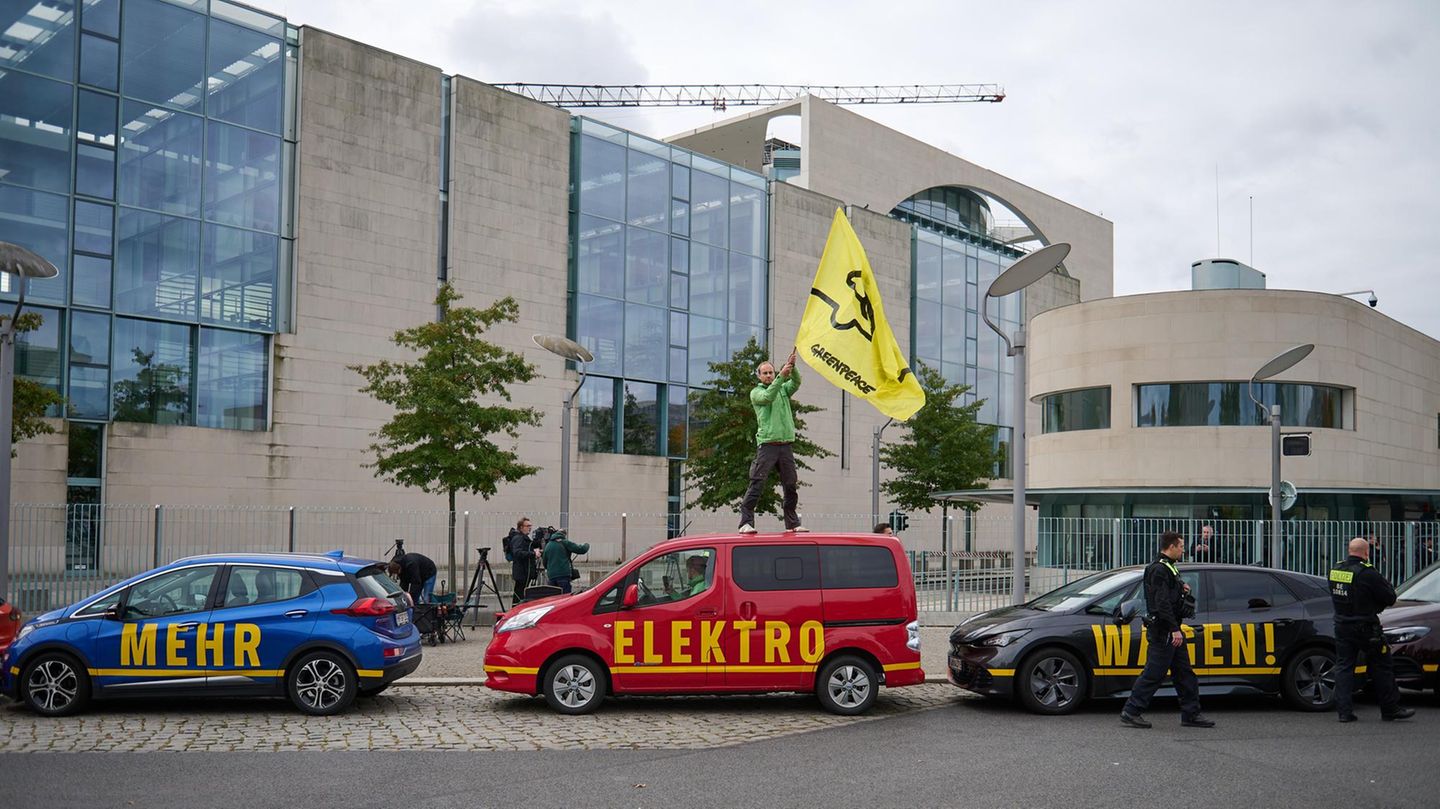 Kundgebung für Elektroautos beim Autogipfel Anfang Oktober vor dem Bundeskanzleramt