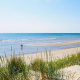 Lange Strandspaziergänge. Sehr lange Strandspaziergänge. Zwischen Skummeslövsstrand und Mellbystrand bei Laholm geht es zwölf Kilometer immer geradeaus am Wasser entlang. Es ist der längste zusammenhängende Strand Schwedens. Mit eigenen Abschnitten für Haustiere oder FKK-Freunde